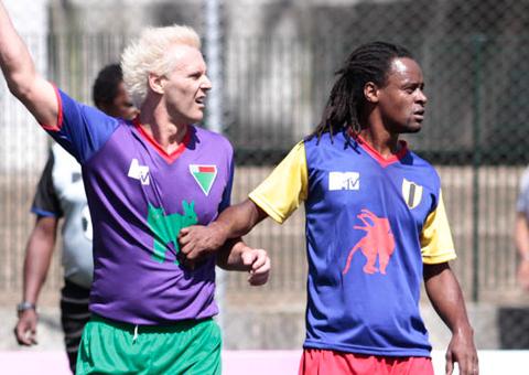 Supla, Tony Garrido, Samuel Rosa, Fresno e mais jogam no "Rockgol"